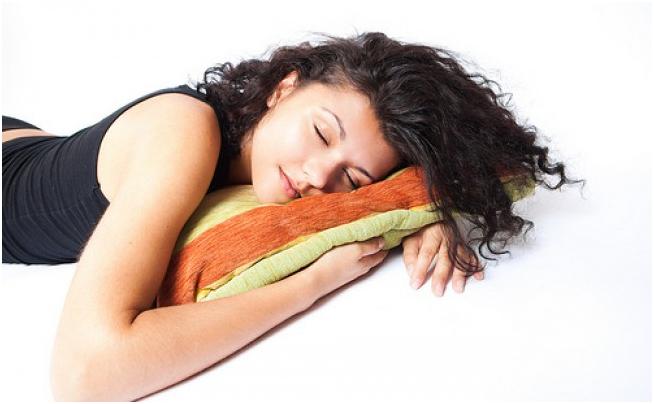Durante el sueño, el cuerpo produce más hormonas del crecimiento, lo cual es importante para quemar grasa y desarrollar músculos delgados. (RelaxingMusic / Flickr)