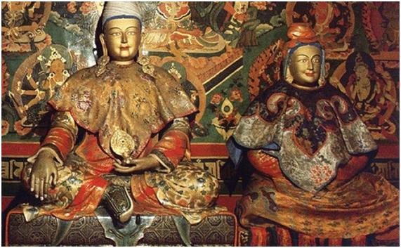 Las estatuas de rey tibetano Songstsan Gampo (Izq) y la princesa Wencheng (Der). (Ernst Stavro Blofeld / Wikipedia)
