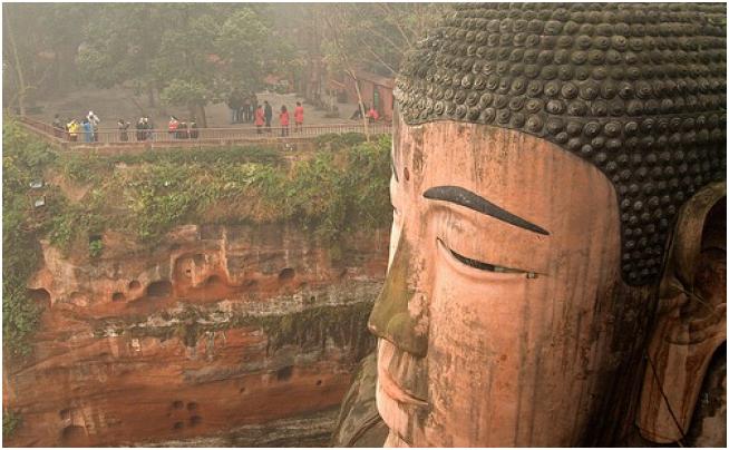 El Gran Buda de Leshan, situado en la provincia de Sichuan en China, es el mayor del mundo por lo que es uno de los lugares más famosos de China. La estatua se ubica en el Monte Emei donde confluyen los ríos Minjiang, Dadu y Qingyi. (Chi King / Flickr)