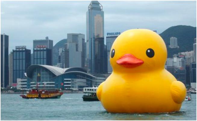 El artista Florentijn Hoffman diseñó un pato inflable de 54 pies (1.65 mts.) de altura para provocar alegría (Florentijn Hoffman)