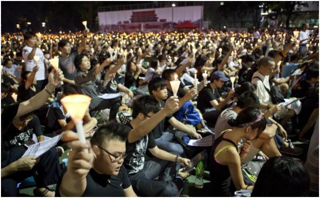 Para conmemorar el 24 aniversario de la Masacre de Tiananmen del 4 junio, se llevó a cabo en Hong Kong la vigilia anual celebrada en el Parque Victoria la noche del 4 de junio del 2013. Al menos 150,000 personas estuvieron desde el inicio del evento. (China Gaze)