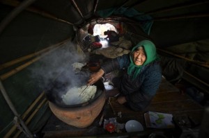 Una señora que vivió toda su vida en el río prepara la comida para sus nietos.