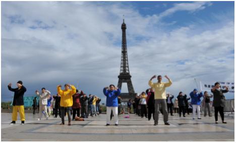 Demostración de los ejercicios de Falun Gong en París el 20 de julio 2103. (foto: China Gaze)