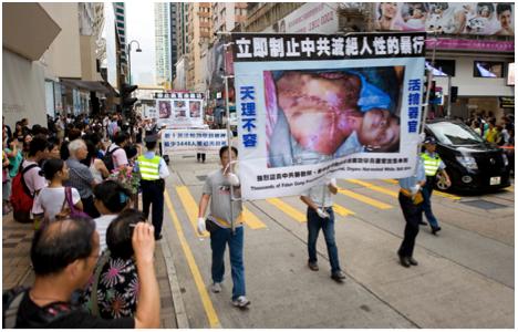 Hong Kong, practicantes de Falun Gong exponen la sustracción de órganos en China el 20 de julio 2013. (foto: China Gaze)