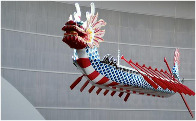 La mayor parte de los festivales chinos se basan en las leyendas antiguas que se han transmitido de generación en generación. El Festival Duan Wu (festival de la embarcación del dragón) cae en el quinto día del quinto mes lunar.