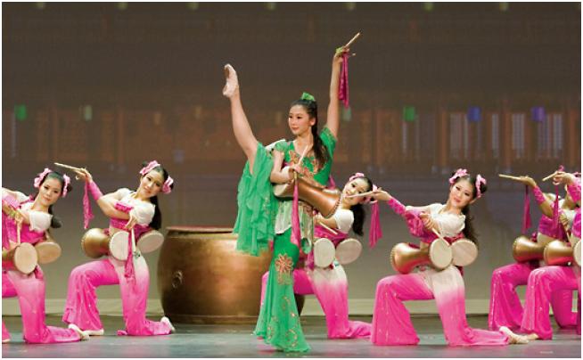 El tambor de la cintura chino tiene un caparazón que es en forma de reloj de arena, con tapas en ambos extremos. (Imagen de cortesía: Shen Yun Performing Arts).