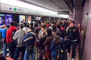 crowded-hk-subway-see-minglee-flickr