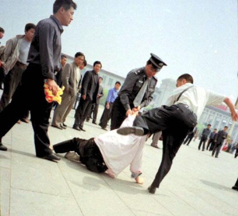 Arresto de un practicante en la plaza Tiananmen, 1999.  