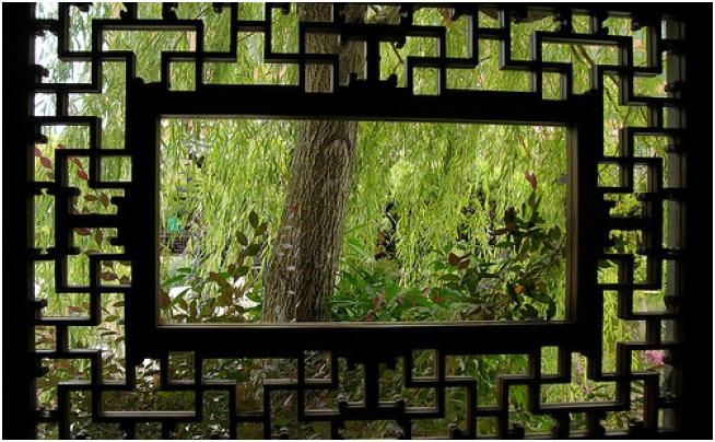 Si los marcos en las ventanas se asemejan a ser los ojos de una casa o edificio, entonces no será una exageración decir que la arquitectura china tiene los ojos más bellos del mundo (Kathleen Tyler Conklin / Flickr).