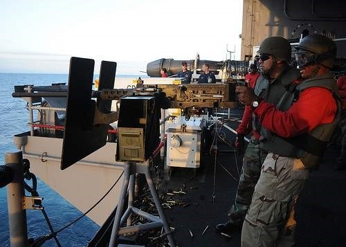 Marinero dispara una ametralladora de calibre .50 durante un ejercicio con fuego real en la cola de milano a bordo del USS George Washington en el Océano Índico. (Official EE.UU. Navy Imagery / Flickr)