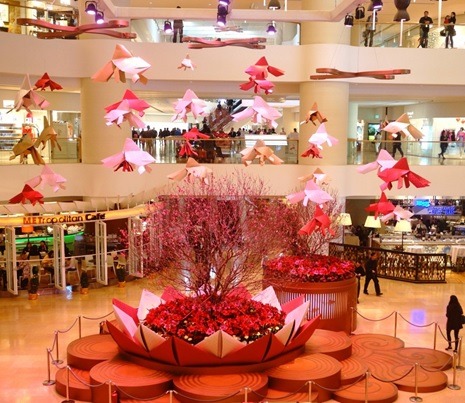 Estanque de flor de loto con peces de papel en el Pacific Place Mall, Hong Kong. (China Gaze)