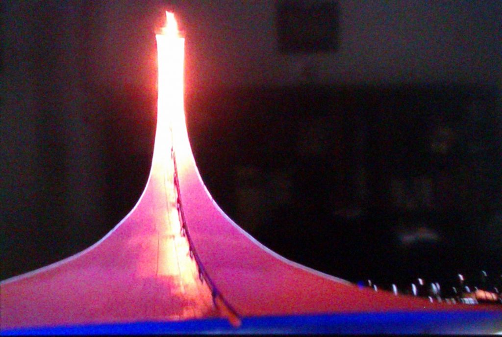 El recorrido de la llama olímpica hacia el pebetero.