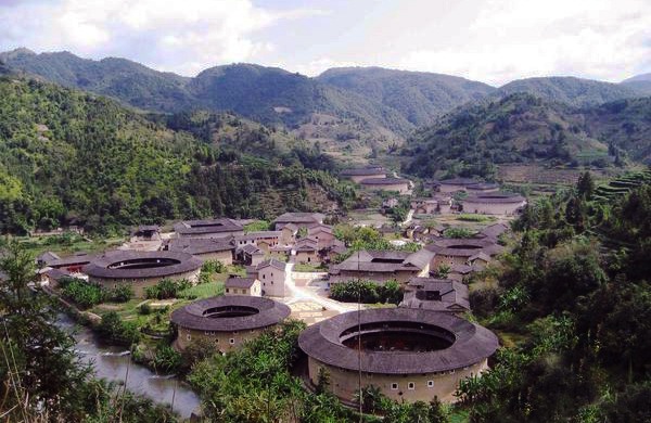 Hakka circulares en el Condado de Yongding. En Yongding 'tulous' son más variadas que las circulares en otros lugares. (Imagen cortesía de Xiao Yue)