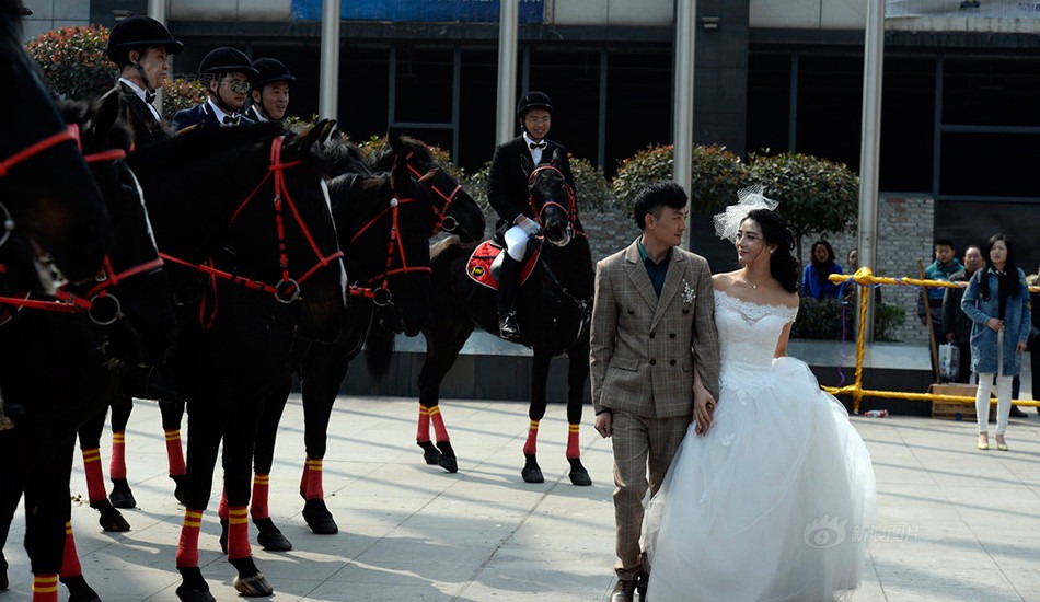 http://www.visiontimes.com/2015/03/10/they-fell-in-love-on-horseback-how-romantic-is-their-wedding-convoy-photos.html