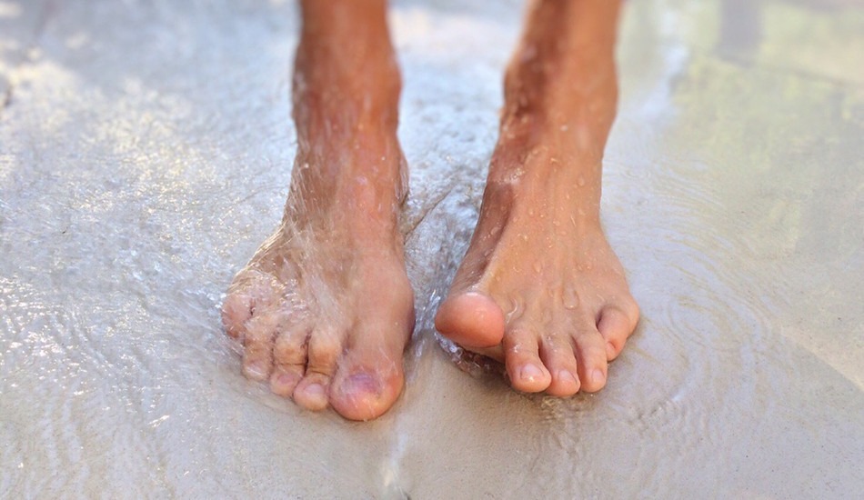 remojar los pies en agua tibia